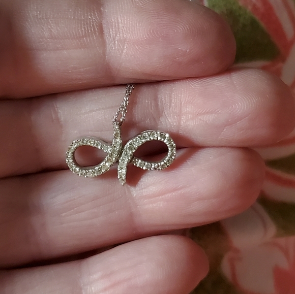10k white gold and diamond infinity style necklace. - Picture 3 of 9